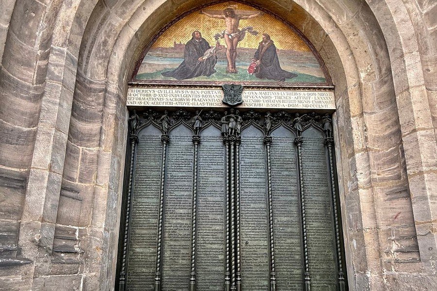 Porta das 95 Teses, Igreja do Castelo